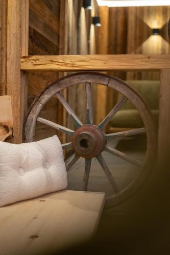 a wooden wagon wheel sitting on top of a table at Boutiquehotel - Michl in Sautens