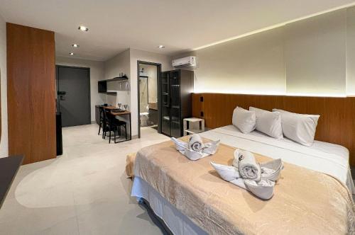 a hotel room with a bed with towels on it at Hub Residence Intermares 4 Pessoas TV WI-FI in Ilha da Restinga