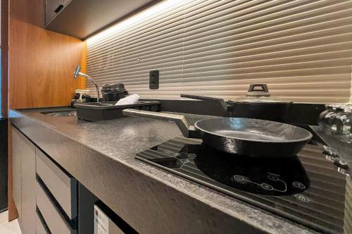 a kitchen with a stove with a pan on it at Hub Residence Intermares 4 Pessoas TV WI-FI in Ilha da Restinga