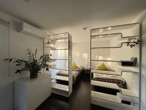 a room with two twin beds in a room at Modern House Gehrden auf 2 Etagen, Nice Garten, Barbecue, Contactless Check-in, free parking in Gehrden