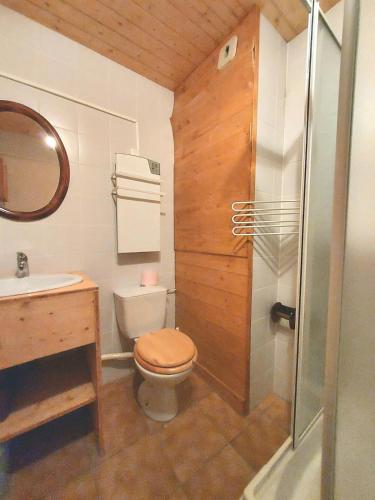 une salle de bain avec toilettes et lavabo dans l'établissement Large Duplex Apartment 8 persons, à Plagne 1800