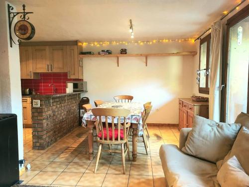 Il comprend une cuisine avec une table et un canapé. dans l'établissement Large Duplex Apartment 8 persons, à Plagne 1800