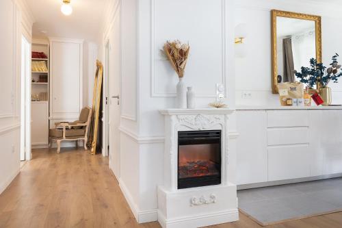 ein Wohnzimmer mit Kamin und Spiegel in der Unterkunft Suite de Luxe à 10 min de Paris - Sauna, Cinéma in Bagneux