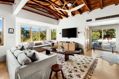 TV a/nebo společenská místnost v ubytování Hillside Hideaway with Deck And Spa in Topanga Canyon
