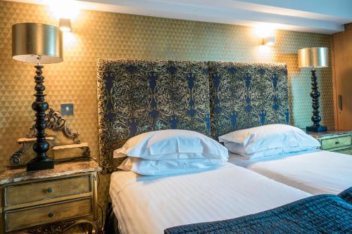 a bedroom with two twin beds and a lamp at Posh Pads - Liverpool 1 - Apart-Hotel in Liverpool