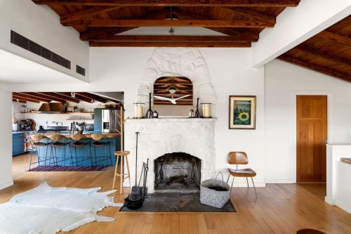 Posezení v ubytování Hillside Hideaway with Deck And Spa in Topanga Canyon