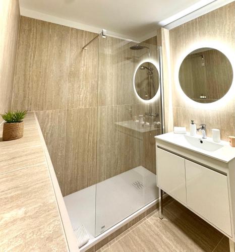 une salle de bain avec douche et lavabo dans l'établissement Monaco Sea View & Parking, à Beausoleil