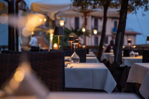 a table with a white tablecloth on top of a table sidx sidx at Hotel Lo Scirocco in Campo nell'Elba