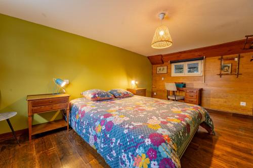 a bedroom with a bed and a desk and a lamp at Superbe Péniche En Centre Ville in Bordeaux