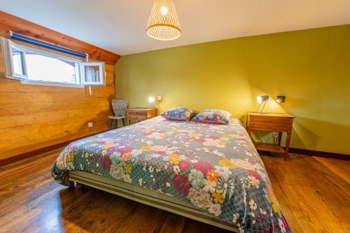 a bedroom with a bed with a colorful comforter at Superbe Péniche En Centre Ville in Bordeaux