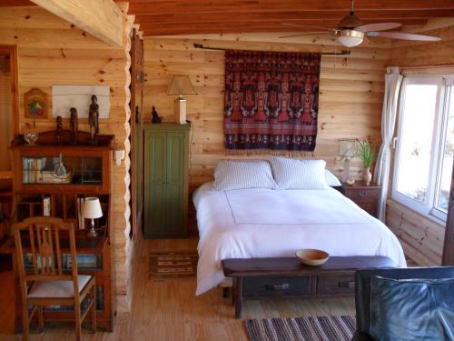 a bedroom with a bed in a log cabin at El Ahora in El Eden