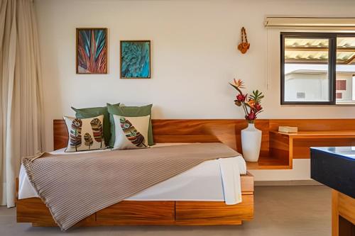 Un dormitorio con una cama con almohadas y una ventana. en Arara house 2, en Jericoacoara