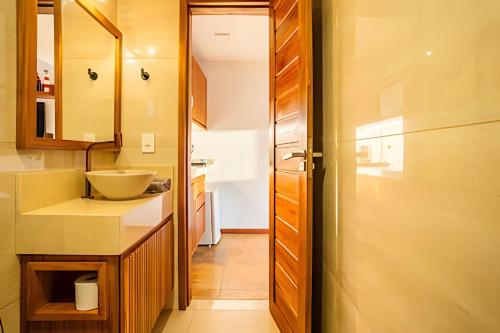 un piccolo bagno con lavandino e specchio di Arara house 4 a Jericoacoara