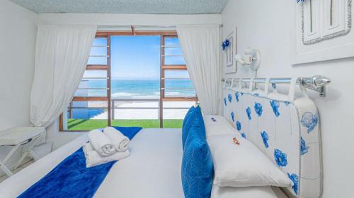ストロイスバーイにあるBlue Whaleの海の見えるベッドのある寝室