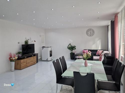 TV a/nebo společenská místnost v ubytování Deea Apartment