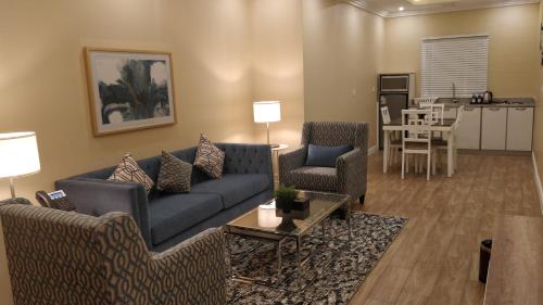 a living room with a couch and chairs and a table at ماس للشقق المخدومة الفاخرة in Jeddah