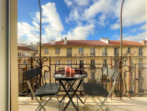 - un balcon avec une table et des chaises dans l'établissement Nice Gare Studio, à Nice
