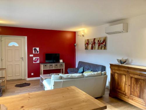 Televízia a/alebo spoločenská miestnosť v ubytovaní Gîte le Tour 45 m2 Cévennes Lozère