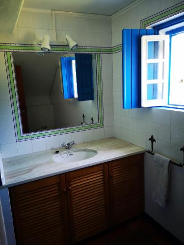 a bathroom with a sink and a mirror at Monte da Pereira - Casa Rural em Espaço Tranquilo in Vila Nova de Milfontes