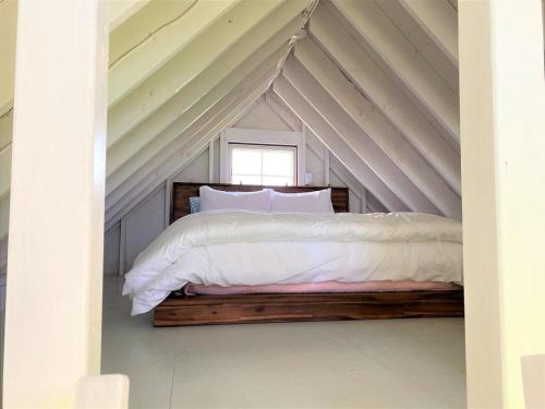 Ένα ή περισσότερα κρεβάτια σε δωμάτιο στο Luxury Dreamy Madaket Destination - Beachside, Ocean Views & Lifelong Memories