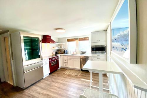 Η κουζίνα ή μικρή κουζίνα στο Luxury Dreamy Madaket Destination - Beachside, Ocean Views & Lifelong Memories