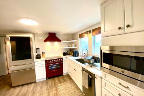 Η κουζίνα ή μικρή κουζίνα στο Luxury Dreamy Madaket Destination - Beachside, Ocean Views & Lifelong Memories