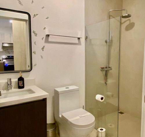 une salle de bains avec douche, toilettes et lavabo dans l'établissement Palmas Resort De Tamarindo Serenity Gem, à Villarreal