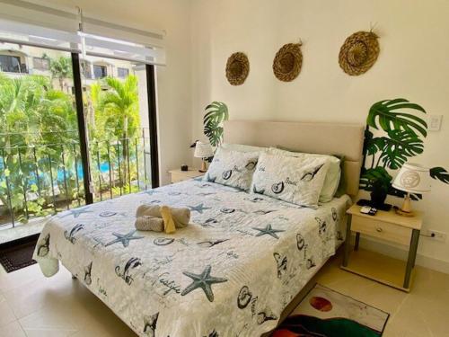 une chambre avec un lit et une grande fenêtre dans l'établissement Palmas Resort De Tamarindo Serenity Gem, à Villarreal