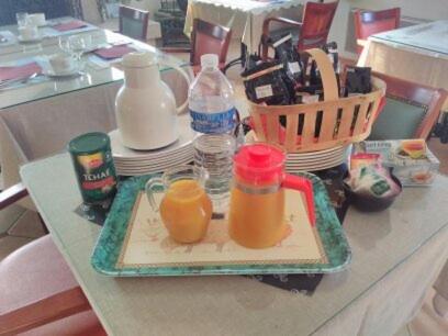 班戈La clef des champs的一张桌子,盘子上放着两杯橙汁