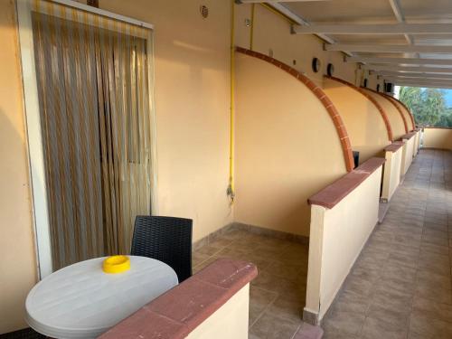 a room with a hallway with a table and a tunnel at Residence Parco del Sole in Rodi Garganico