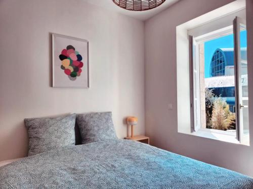 une chambre avec un lit et une fenêtre dans l'établissement 2- Bel appartement ville close WIFI Confort, à Concarneau