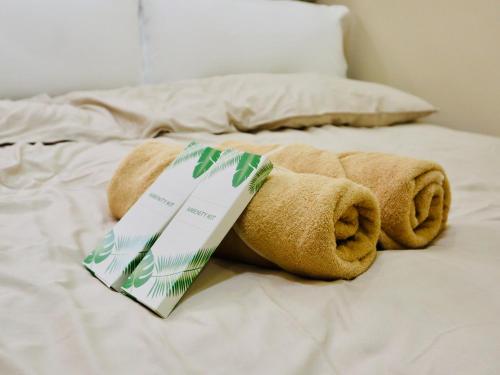 Postel nebo postele na pokoji v ubytování FYLL Homes - Ysabella Suite Stylish Art Deco 1-Bed Apartment with FREE Parking Near Pagsanjan Falls & Caliraya