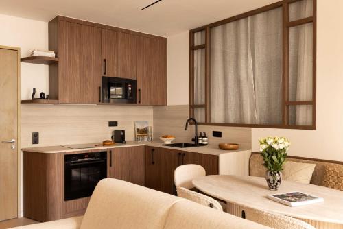 une cuisine et un salon avec une table et des chaises dans l'établissement Elegant apartment - AC- 2BR-6P- Madeleine, à Paris