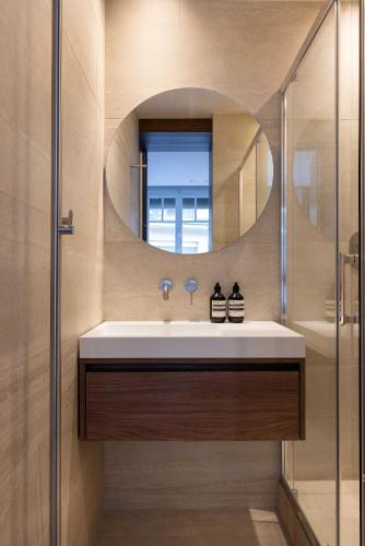une salle de bain avec un lavabo et un miroir dans l'établissement Elegant apartment - AC- 2BR-6P- Madeleine, à Paris
