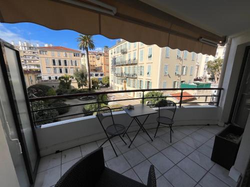 d'un balcon avec des chaises et une table offrant une vue sur la ville. dans l'établissement Nice Massena 2 rooms, à Nice