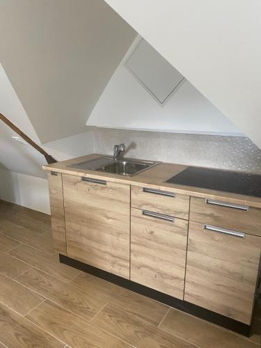 une cuisine avec un évier et un toit dans l'établissement Bienvenue en Bretagne, à Saint-Brieuc
