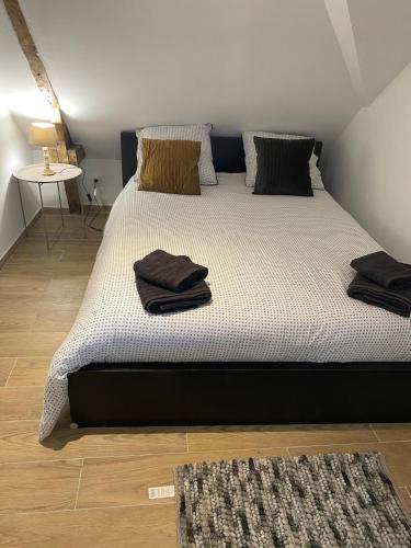 une chambre avec un grand lit avec des serviettes dessus dans l'établissement Bienvenue en Bretagne, à Saint-Brieuc