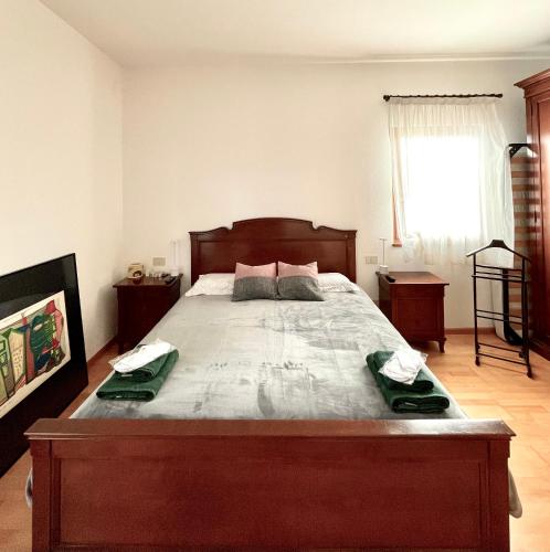 a bedroom with a large bed with two towels on it at La Verde Dimora in Marano Vicentino