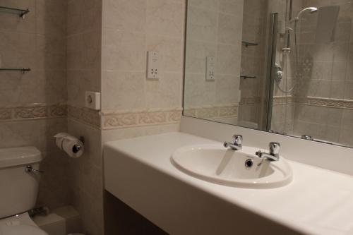 A bathroom at The Devil's Punchbowl Hotel 