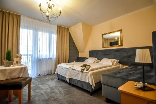 Un pat sau paturi într-o cameră la Willa Karolcia Zakopane -Basen Jacuzzi