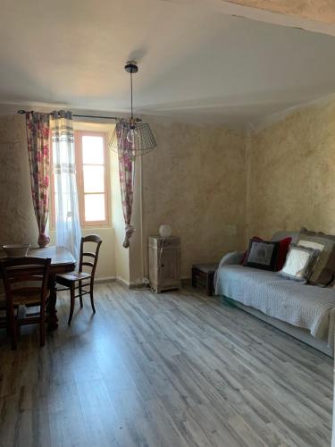 une chambre avec un lit, une table et une fenêtre dans l'établissement Location saisonnière dans un cadre calme, à Lalevade-dʼArdèche