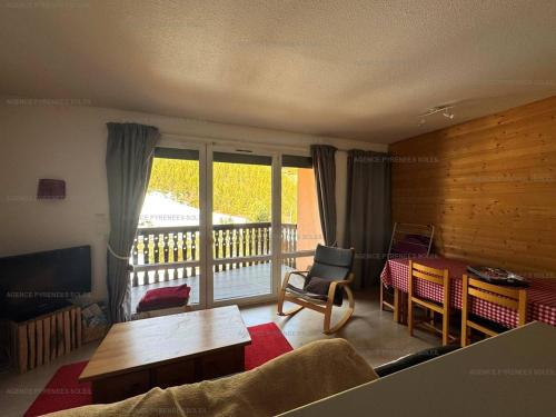- un salon avec vue sur un balcon dans l'établissement Appartement 2* 6 Couchages au Pied des Pistes avec Balcon et Parking – Les Angles - FR-1-295-178, aux Angles