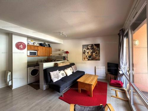 un salon avec un canapé et une table dans l'établissement Appartement 2* 6 Couchages au Pied des Pistes avec Balcon et Parking – Les Angles - FR-1-295-178, aux Angles