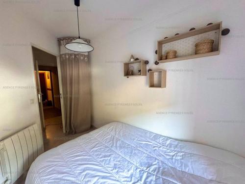 une chambre avec un lit et une pièce avec une fenêtre dans l'établissement Appartement 2* 6 Couchages au Pied des Pistes avec Balcon et Parking – Les Angles - FR-1-295-178, aux Angles