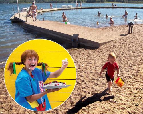 una mujer en la playa con un pastel y un niño en KustCamp Gamleby, en Gamleby