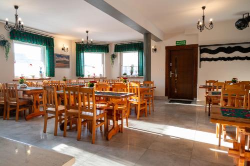 KacwinDW KINGA i DOMKI的配有木桌椅的餐厅