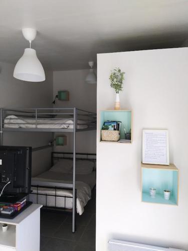 Ce dortoir dispose de lits superposés et d'une télévision. dans l'établissement Le studio médocain, à Cussac-Fort-Medoc