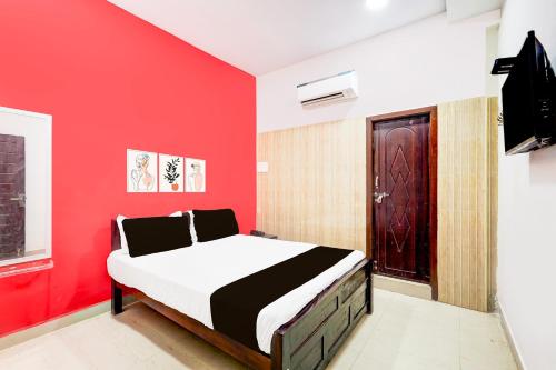 Телевизор и/или развлекательный центр в Super Collection O Kelambakkam Near Chettinad Hospital