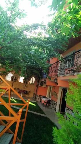 El edificio en el que está la casa de huéspedes