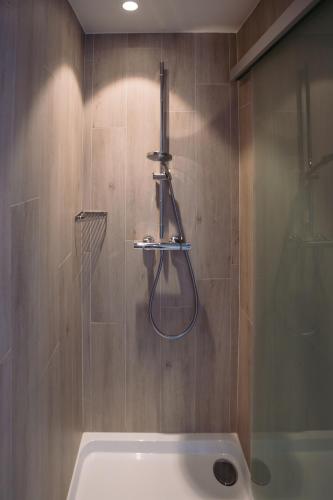 a bathroom with a shower and a bath tub at Vakantiewoning Amico in Gistel